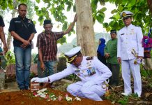 Berikan Penghormatan Terakhir, Danyonmarhanlan VI Pimpin Upacara Pemakaman Militer FOTO: Danyonmarhanlan VI memimpin upacara pemakaman salah satu prajurit terbaiknya secara militer di Tempat Pemakaman Umum (TPU) Bonto Sunggu Kabupaten Pangkep. Rabu (12/07/2023).