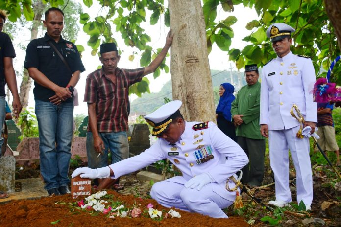 FOTO: Danyonmarhanlan VI memimpin upacara pemakaman salah satu prajurit terbaiknya secara militer di Tempat Pemakaman Umum (TPU) Bonto Sunggu Kabupaten Pangkep. Rabu (12/07/2023).