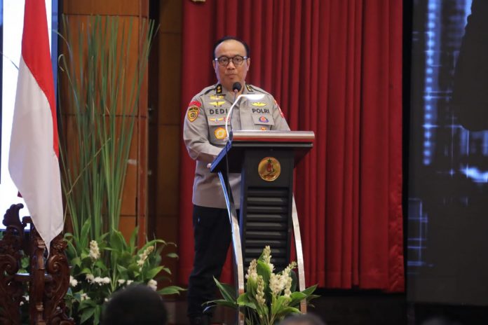 FOTO: Asisten Kapolri bidang Sumber Daya Manusia (As SDM) Prof. Dr. Dedi Prasetyo M.Hum, M.Si, M.M, membedah buku berjudul Radikalisme Terorisme dan Deradikalisasi di Indonesia. Buku ini mengabadikan kerja keras Polri dan pihak-pihak terkait dalam menangani terorisme.