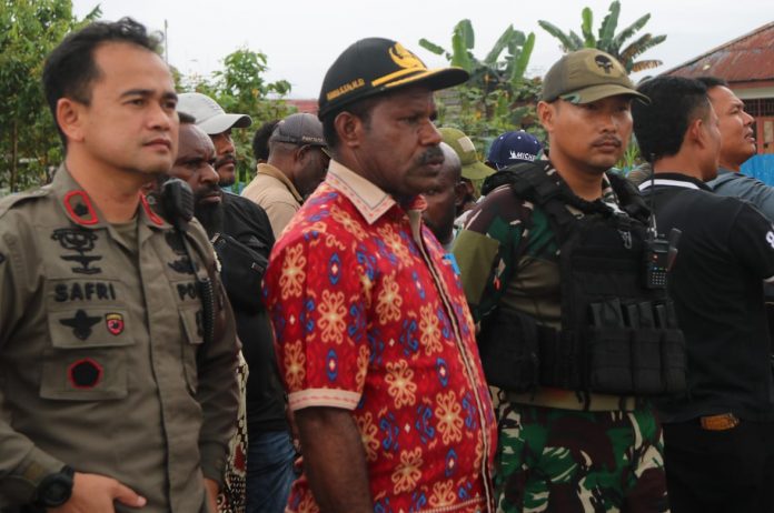 FOTO: Dansatgas Mobile Yonif Mekanis Raider 411/Pandawa Kostrad Letkol Inf Subandi, bersinergi dengan Polri dan BIN serta Pemerintah Kabupaten Nduga menggelar mediasi penyelesaian permasalahan.