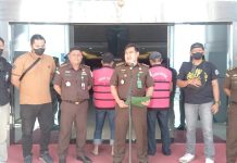 Kembali Tim Tabur Kejati Sulsel Tangkap Buronan Korupsi Asal Papua di Makassar FOTO: Dua buronan Tim Tabur Kejati Sulsel saat membawa keduanya untuk dititip di Lapas Klas IA Makassar.