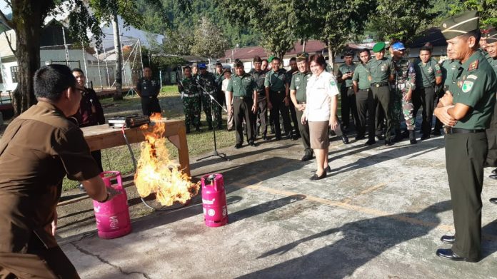 FOTO: Bertempat di lapangan Olahraga Asrama Bucend III Waena, Heram, Kota Jayapura, Rabu (12/7), seluruh prajurit TNI dan PNS Korem 172/PWY menerima sosialisasi dari Kopana PT. Multi Top Indonesia Cab. Jayapura tentang penggunaan tabung gas LPG.