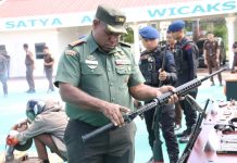 Dandim 1702/Jayawijaya Dukung Pemusnahan Barang Bukti Kejari Kabupaten Jayawijaya FOTO: Komandan Kodim 1702/JWY Letkol Cpn Athenius Murip, S.H., M.H., hadiri pemusnahan barang bukti sitaan dan rampasan yang telah berkekuatan hukum tetap, bertempat di Kantor Kejaksaan Negeri Jayawijaya, jalan Ahmad Yani, Distrik Wamena, Kabupaten Jayawijaya, Provinsi Papua Pegunungan, Rabu (12/07/2023).