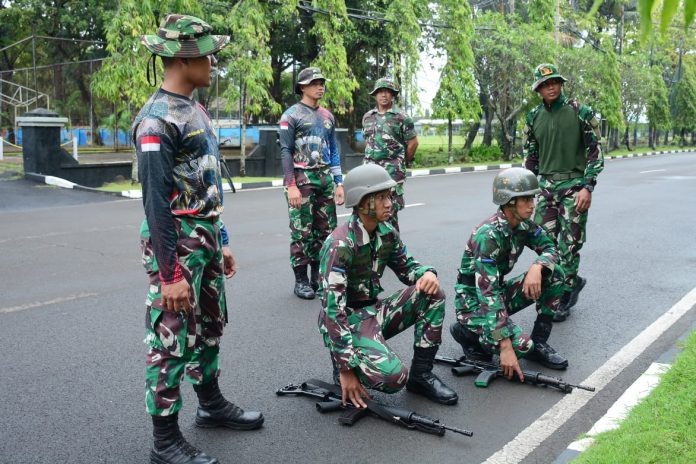 FOTO: Komandan Yonmarhanlan Vl Mayor Marinir Yusman Efendi,M.Tr.Opsla memimpin upacara penerimaan dan tradisi penyambutan prajurit remaja di lapangan apel mako Yonmarhanlan VI, Jl.Yos Soedarso No.308 Kota Makassar. Kamis (13/07/2023).