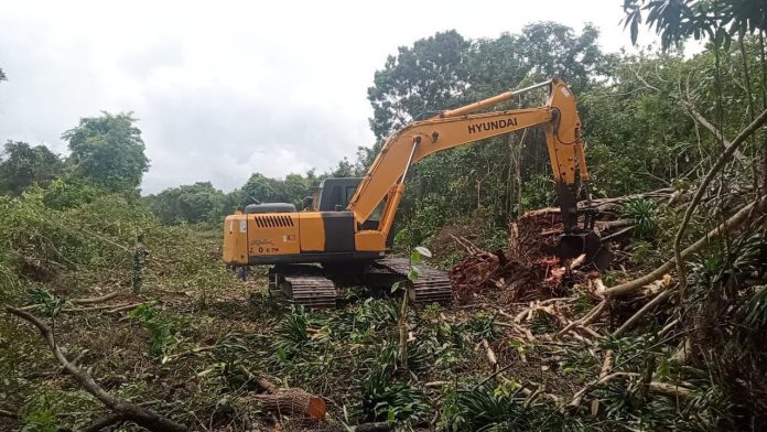 FOTO: Kodim 1411/Bulukumba menerjunkan alat berat di lokasi yang menjadi sasaran TMMD di Kelurahan Tanah Lemo Kecamatan Bonto Bahari, Kamis 13 Juli 2023.