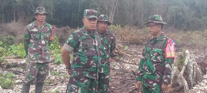 FOTO: Danrem 141 Toddopuli, Brigjen TNI Budi Suharto, saat meninjau langsung lokasi kegiatan perintisan jalan di Lingkungan Lemo lemo, Kelurahan Tanah lemo, Kecamatan Bonto Bahari, Kamis 13 Juli 2023.