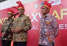Anies Sebut ‘Otot Politik’ ini Kata Pakar Komunikasi Unhas FOTO: Kanan Wali Kota Makassar Moh. Ramdhan Pomanto, Tengah Anies Baswedan dalam kegiatan Rakernas APEKSI di Kota Makassar.