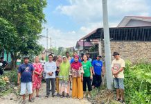 Caleg PAN Faizal Azmi, Bantu Warga Adakan Tiang Listrik di Dusun 3 Tanjung Morawa FOTO: Calon anggota legislatif caleg Partai Amanat Nasional (PAN) Faizal Azmi. SE saat memantau aktifitas pemasangan tiang listrik di GG. Utama dusun 3 tanjung Morawa A. Jumat (14/7/2023)