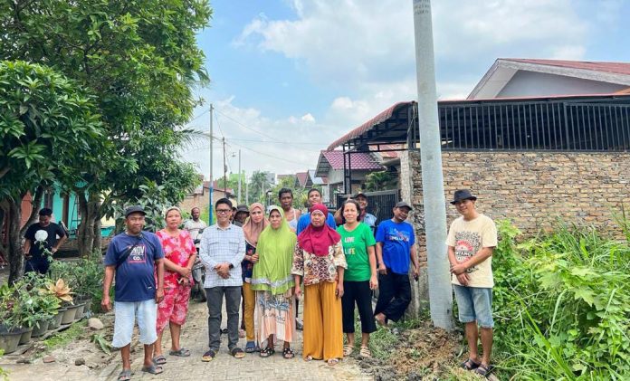 FOTO: Calon anggota legislatif caleg Partai Amanat Nasional (PAN) Faizal Azmi. SE saat memantau aktifitas pemasangan tiang listrik di GG. Utama dusun 3 tanjung Morawa A. Jumat (14/7/2023)