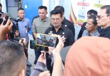 Tinjau Pabrik Pengolah Kedelai di Sukoharjo, Mentan SYL Dorong Offtaker Bantu Petani Serap Hasil Produksi FOTO: Menteri Pertanian Syahrul Yasin Limpo saat meninjau pabrik kedelai di Dusun Parangjoro, Kecamatan Grogol, Kabupaten Sukoharjo, Jumat, 14 Juli 2023.