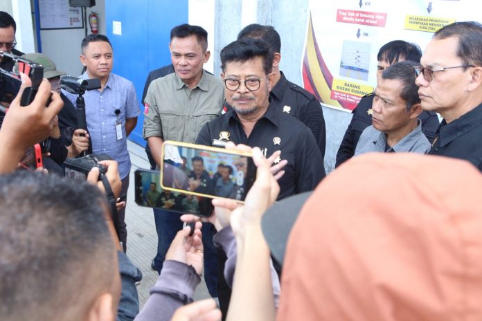 FOTO: Menteri Pertanian Syahrul Yasin Limpo saat meninjau pabrik kedelai di Dusun Parangjoro, Kecamatan Grogol, Kabupaten Sukoharjo, Jumat, 14 Juli 2023.