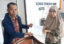 Pecat Delapan PPK, KPU Makassar Digugat KEBERATAN. Isra, Ketua PPS Kelurahan Maccini Sombala, Kecamatan Tamalate, yang dipecat, memasukkan nota keberatan di KPU Kota Makassar, Jumat (14/7/2033). foto: istimewa