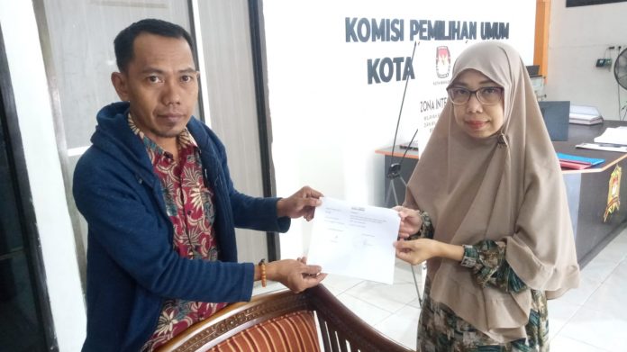 KEBERATAN. Isra, Ketua PPS Kelurahan Maccini Sombala, Kecamatan Tamalate, yang dipecat, memasukkan nota keberatan di KPU Kota Makassar, Jumat (14/7/2033). foto: istimewa