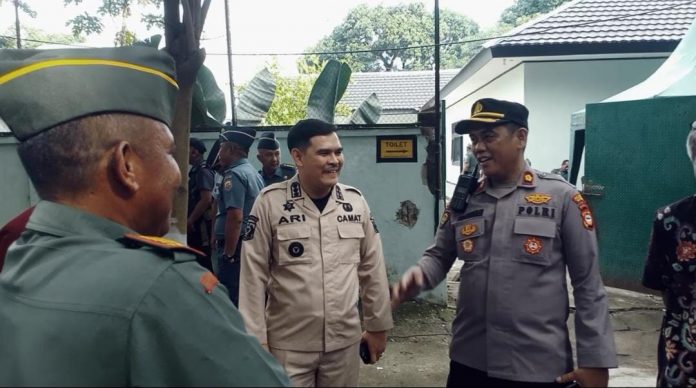 FOTO: Kanan Kompol Sulkarnain Kapolsek Mamajang, Camat dan Dandramil 1408-06/Mamajang, saat melakukan pengamanan atas kunjungan kerja Menahan Prabowo di Makassar. Kamis (13/7/2023).