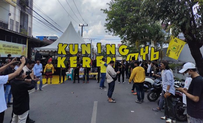 FOTO: Suasana penjemputan Ketua DPRD Kota Makassar, Munafri Arifuddin di posko pemenangan Caleg M. Yulianto Badwi (MYB), Jl. Datu Dg.Tiro, Perbatasan antara Kecamatan Tallo dan Bontoala. Minggu siang (16/7/2023)