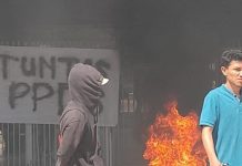 Warga BTP Datangi SMAN 21, Kepsek Lari, Andi Rahman Saleh: Kita RDP ke Komisi E DPRD Sulsel FOTO: Warga lakukan aksi dengan membakar ban bekas di depan SMAN 21 Makassar, Jl. BTP Raya, Tamalanrea, Makassar. Senin (17/7/2023)
