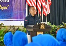 Marinir Makassar Ikuti Sosialisasi CBP Rupiah Dan QRIS Bank Indonesia FOTO: Manager Kantor Perwakilan BI Sulawesi Selatan Suradiyono memberikan sosialisasi Cinta Bangga Paham (CBP) Rupiah dan Quick Response Code Indonesian Standard (QRIS) oleh Bank Indonesia kepada Prajurit TNI AL dan Jalasenastri jajaran Lantamal VI, bertempat di Gedung Hasanuddin Lantamal VI. Senin (17/07/2023).
