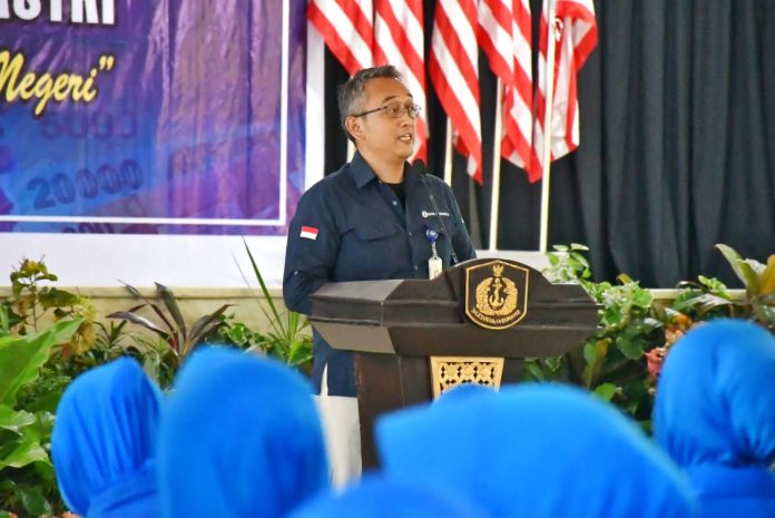 FOTO: Manager Kantor Perwakilan BI Sulawesi Selatan Suradiyono memberikan sosialisasi Cinta Bangga Paham (CBP) Rupiah dan Quick Response Code Indonesian Standard (QRIS) oleh Bank Indonesia kepada Prajurit TNI AL dan Jalasenastri jajaran Lantamal VI, bertempat di Gedung Hasanuddin Lantamal VI. Senin (17/07/2023).