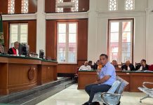Korupsi Berjamaah di PDAM, Dirut Usulkan Pembagian Laba, Dibalas SK Wali Kota Makassar yang Ditanda-tangani Danny Pomanto FOTO: Mantan Direktur Keuangan PDAM Makassar Irawan Abadi saat diperiksa sebagai Terdakwa di Pengadilan Tipikor Makassar. Senin (17/7/2023)