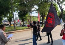 Kembali Datangi Mapolda Sulsel, GMB Pertanyakan Perkembangan Kasus Dugaan Mafia BBM di Bulukumba FOTO: Gerakan Mahasiswa Bersatu Sulawesi Selatan (GMB Sulsel) melakukan aksi anjuk rasa jilid 2 di depan Mapolda Sulsel (17/7/23)