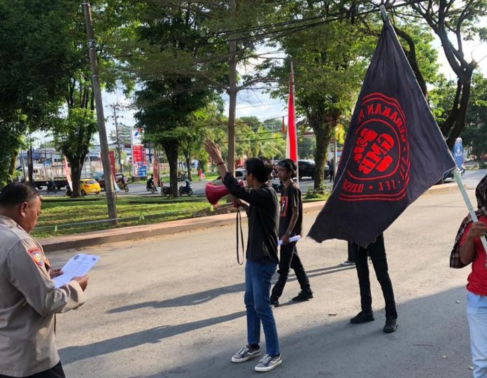 FOTO: Gerakan Mahasiswa Bersatu Sulawesi Selatan (GMB Sulsel) melakukan aksi anjuk rasa jilid 2 di depan Mapolda Sulsel (17/7/23)