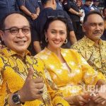 Elit Partai Hadiri Apel Siaga Perubahan, Airlangga: Surya Paloh dan Prabowo Alumni Partai Golkar FOTO: Wakil Ketua Umum Partai Golkar Rizal Mallarangeng, Kepala Badan Hukum dan HAM (Bakumham) Partai Golkar Supriansa, dan Ketua DPP Partai Golkar Christina Aryan hadir dalam Apel Siaga Perubahan Partai Nasdem di Stadion Gelora Bung Karno (GBK), Jakarta, Ahad (16/7/2023). (Dok. Republika)