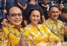 Elit Partai Hadiri Apel Siaga Perubahan, Airlangga: Surya Paloh dan Prabowo Alumni Partai Golkar FOTO: Wakil Ketua Umum Partai Golkar Rizal Mallarangeng, Kepala Badan Hukum dan HAM (Bakumham) Partai Golkar Supriansa, dan Ketua DPP Partai Golkar Christina Aryan hadir dalam Apel Siaga Perubahan Partai Nasdem di Stadion Gelora Bung Karno (GBK), Jakarta, Ahad (16/7/2023). (Dok. Republika)