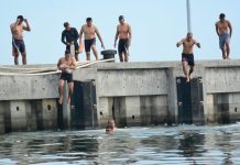 Bina Kemampuan, Prajurit Petarung Makassar Laksanakan Latihan Renang Laut FOTO: Prajurit Petarung Batalyon Marinir Pertahanan Pangkalan (Yonmarhanlan) VI melaksanakan latihan renang laut yang bertempat di Dermaga Layang Mako Lantamal VI Makassar, Sulawesi Selatan. Selasa (18/07/2023)