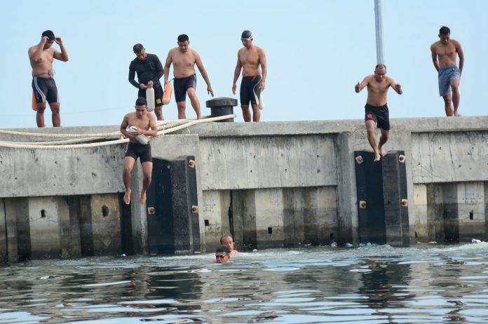 FOTO: Prajurit Petarung Batalyon Marinir Pertahanan Pangkalan (Yonmarhanlan) VI melaksanakan latihan renang laut yang bertempat di Dermaga Layang Mako Lantamal VI Makassar, Sulawesi Selatan. Selasa (18/07/2023)