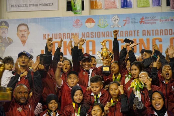 FOTO: Kepala Kejaksaan Tinggi (Kejati) Sulawesi Selatan Leonard Eben Ezer Simanjuntak resmi menutup Kejuaraan Nasional (Kejurnas) Karate Antardojo Gojukai “Jaksa Agung Cup I Tahun 2023”. Selasa (18/7/2023) Bertempat di JK Arenatorium Gelanggang Olahraga (GOR) Universitas Hasanuddin di Tamalanrea Makassar.