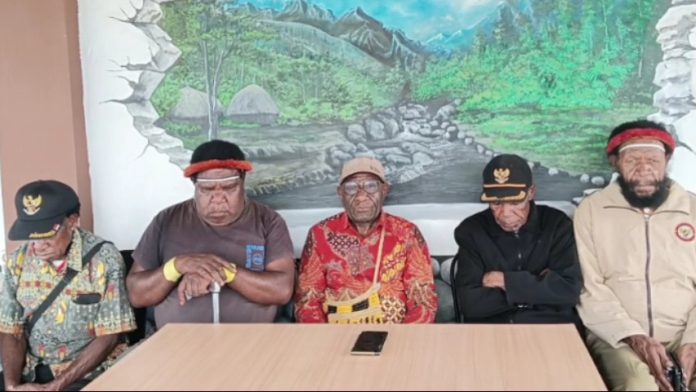 FOTO: Sejumlah tokoh kepala suku se-Kabupaten Jayawijaya sepakat menolak unjuk rasa, Selasa (18/07/2023).