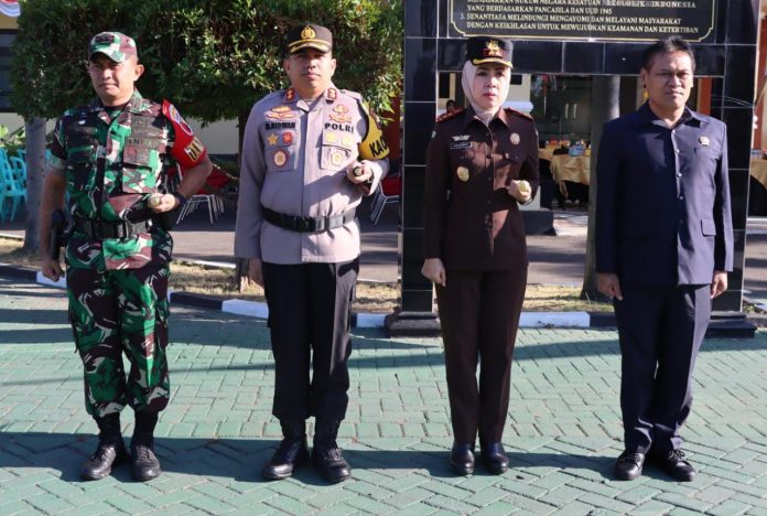 IMG-20230719-WA0220(1) FOTO: Kapolres Magetan AKBP Muhammad Ridwan, Memimpin gelar apel Operasi Aman Suro 2023 yang berlangsung di pelataran Polres Magetan. Selasa, (18/07/2023)