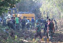 Hujan Tak Surutkan Semangat Satgas TMMD Kodim 1411/Bulukumba FOTO: Kegiatan TNI Manunggal Membangun Desa (TMMD) ke 117 Kodim 1411 Bulukumba sudah berlangsung sepekan.