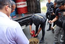 Jajaran Polresta Banyuwangi Sita 25 Drum BBM Bersubsidi yang Digelapkan Sindikat FOTO: Tim Penyidik Polresta Banyuwangi saat menyita 25 drum dengan kapasitas 200 Liter. Total ada 5 ton. Selasa, (18/7/2023)
