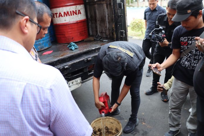 FOTO: Tim Penyidik Polresta Banyuwangi saat menyita 25 drum dengan kapasitas 200 Liter. Total ada 5 ton. Selasa, (18/7/2023)