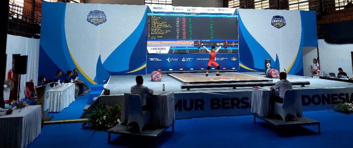 FOTO: Ade Rifky Agustian berhasil mengangkat 85 kg kejuaran nasional Pra Pon 2024 di Bandung, Jawa Barat yang dihelat pada 16 - 24 Juli 2023.