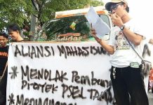 Ada 1000 Ton Sampah Per Hari Bakal Masuk di Tamalanrea dan Biringkanaiya untuk Bahan Baku PSEL, Mahasiswa: Kami Tolak! FOTO: Aliansi Mahasiswa Lintas Kampus Tamalanrea saat menyampaikan aksi unjuk rasa di depan pintu I Unhas, Makassar, Sulsel, Kamis, (20/7/2023).