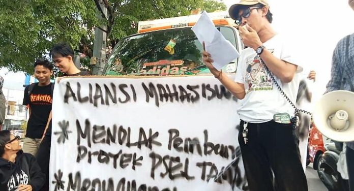 FOTO: Aliansi Mahasiswa Lintas Kampus Tamalanrea saat menyampaikan aksi unjuk rasa di depan pintu I Unhas, Makassar, Sulsel, Kamis, (20/7/2023).