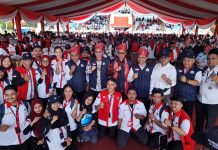 Selain 73 Perguruan Tinggi di Indonesia, 2 Universitas Asal Malaysia Hadiri Pembukaan KKN Kebangsaan XI FOTO: Rektor Universitas Tanjungpura, Prof. Dr. Garuda Wiko, S.H., M.Si. ditengah 951 mahasiswa yang datang dari 73 perguruan tinggi di seluruh Indonesia.