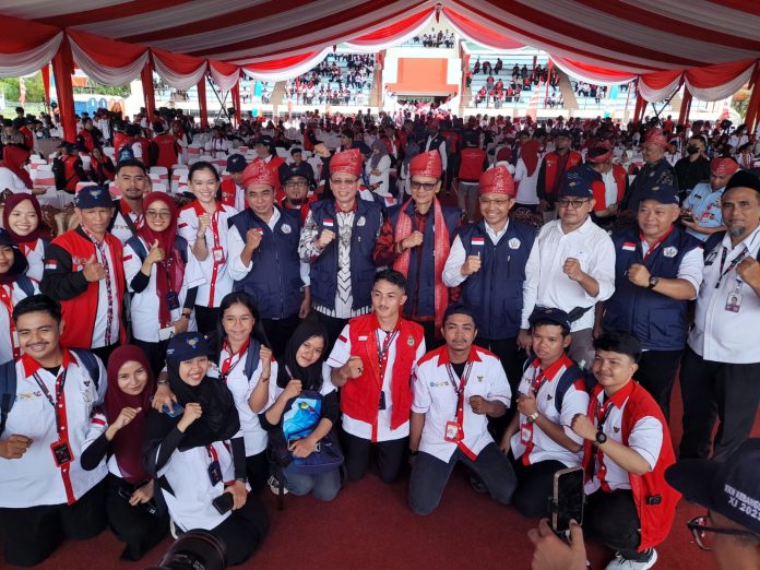 FOTO: Rektor Universitas Tanjungpura, Prof. Dr. Garuda Wiko, S.H., M.Si. ditengah 951 mahasiswa yang datang dari 73 perguruan tinggi di seluruh Indonesia.