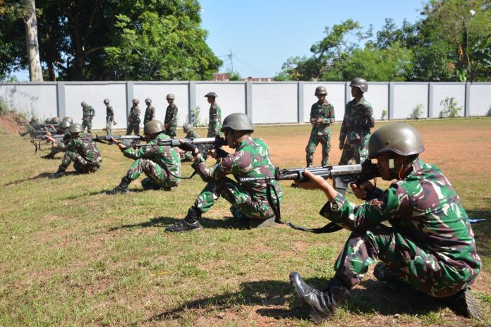 FOTO: Prajurit Petarung Batalyon Marinir Pertahanan Pangkalan (Yonmarhanlan) VI Makassar melaksanakan latihan menembak dalam rangka Latihan Perorangan Dasar (LPD) TW III TA. 2023 di Lapangan Tembak Lanraki, Daya, Kota Makassar. Kamis (20/07/2023).