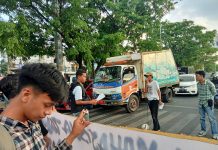 Tidak Terima Prof Anwar Daud Disebut Ahli Jadi jadian, AMALIKTAR Desak Panitia Sosialisasi PSEL Diseluruh Kampus di Tamalanrea FOTO: Aliansi Mahasiswa Lintas Kampus Tamalrea (AMALIKTAR) menggelar aksi unjuk rasa (Unras) dikawasan lampu merah, depan pintu 1 Universitas Hasanuddin, Tamalanrea, Makassar. Kamis (20)7/2023).