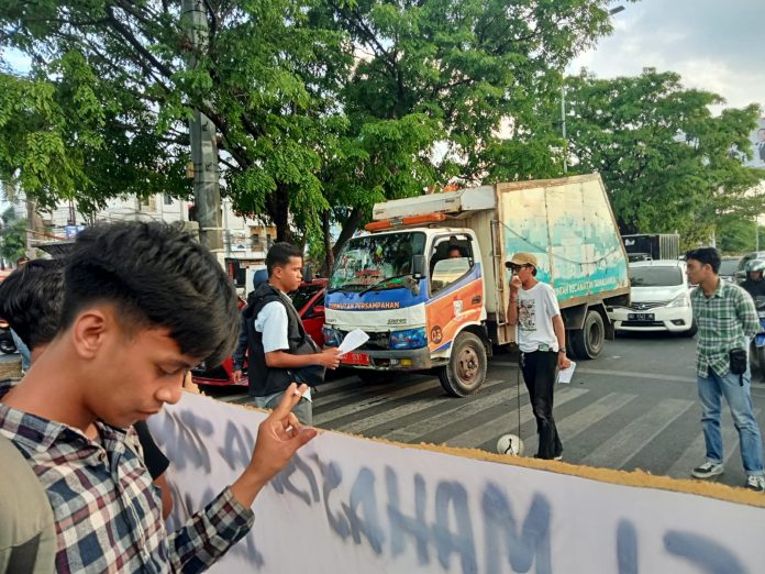 FOTO: Aliansi Mahasiswa Lintas Kampus Tamalrea (AMALIKTAR) menggelar aksi unjuk rasa (Unras) dikawasan lampu merah, depan pintu 1 Universitas Hasanuddin, Tamalanrea, Makassar. Kamis (20)7/2023).