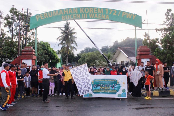 FOTO: Prajurit dan Persit Korem 172/PWY bersama ribuan umat muslim se-Distrik Heram, Kota Jayapura, Papua, yang tergabung dalam wadah Badan Koordinasi Masjid Dan Musholla (BKMM) Distrik Heram menggelar kegiatan jalan santai bersama. Rabu (19/7/2023)