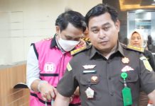 Kembalikan Kerugian Negara Rp 7 Milyar, Penyidik Kejati Sulsel Tetap Tahan Dirut PT. Alefu Karya Mandiri dan PT. Banteng Laut Indonesia FOTO: Soetarmi DH, SH,.MH Kasipenkum Kejati Sulsel, saat memberikan keterangan persnya terkait penahanan Dirut PT. Alefu Karya Mandiri dan PT. Banteng Laut Indonesia. Kamis (20/7/2023)