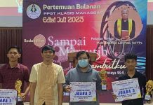 Caleg Partai Golkar Beri Semangat ke Porseni Pemuda Gereja, Donald: Perintah Appi Selalu Dekat dengan Milenial FOTO: Kedua dari kiri Donald Duocipto Napang saat menyerahkan hadiah kepada para juara dalam kegiatan Porseni pemuda gereja Seklasis Makassar. Sabtu (19/7/2023)