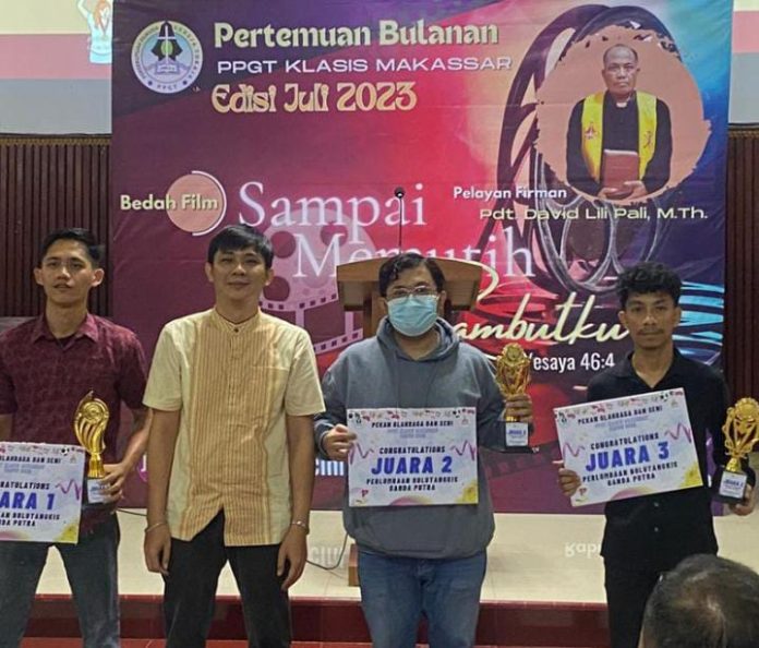 FOTO: Kedua dari kiri Donald Duocipto Napang saat menyerahkan hadiah kepada para juara dalam kegiatan Porseni pemuda gereja Seklasis Makassar. Sabtu (19/7/2023)