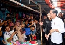 Presiden Jokowi Kunjungi Pasar Purwodadi di Bengkulu Utara FOTO: Presiden Jokowi bersama Ibu Iriana membagikan sejumlah bantuan tunai serta sembako kepada para pedagang di Pasar Minggu, Kota Bengkulu, Bengkulu, Kamis (20/07/2023) sore. (Foto: BPMI Setpres/Kris)