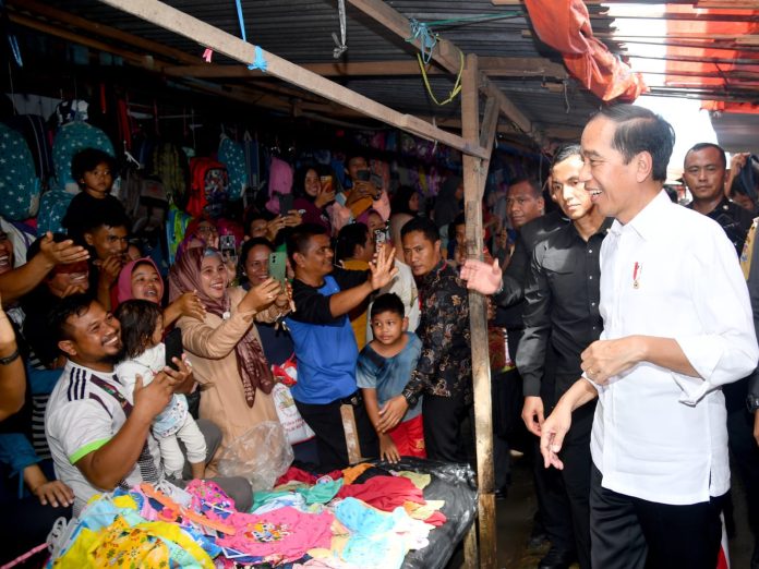 FOTO: Presiden Jokowi bersama Ibu Iriana membagikan sejumlah bantuan tunai serta sembako kepada para pedagang di Pasar Minggu, Kota Bengkulu, Bengkulu, Kamis (20/07/2023) sore. (Foto: BPMI Setpres/Kris)