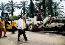 Presiden Jokowi Tinjau Jalan Inpres di Bengkulu Utara FOTO: Presiden Jokowi meninjau Jalan Inpres Jalur Kerkap-Tanjung Agung Pali, di Kabupaten Bengkulu Utara dalam kunjungan kerjanya ke Provinsi Bengkulu pada Jumat (21/07/2023). (Foto: BPMI Setpres/Rusman)